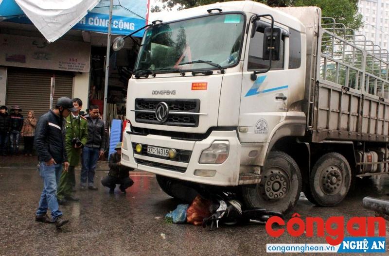 Hiện trường một vụ tai nạn giao thông do xe tải gây ra trên địa bàn TP Vinh