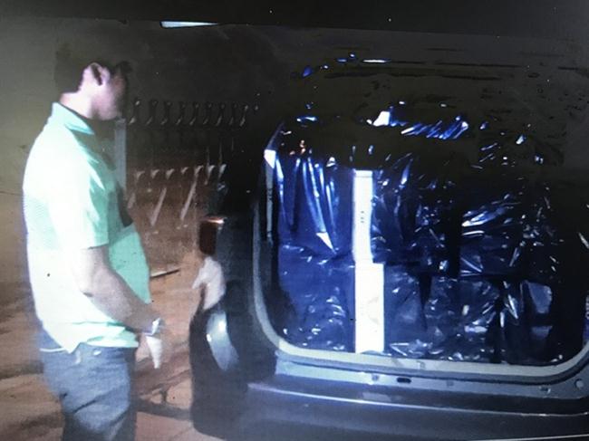  Đối tượng Lê Trường Sơn và lô thuốc lá lậu bị bắt.­