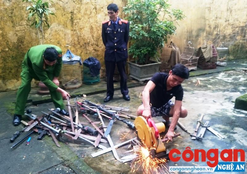 Tiêu hủy các loại hung khí, dao kiếm