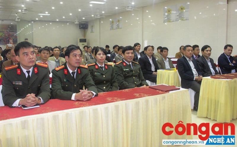 Các đại biểu và học viên tham dự lớp tập huấn.