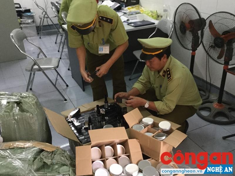 Lực lượng chức năng kiểm tra, xử lý số hàng giả, hàng nhái thu giữ được