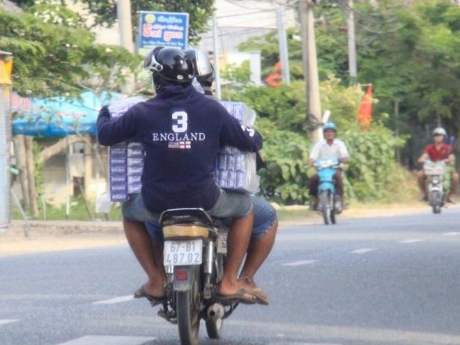 “Nài” phóng như bay trên đường chẻ thuốc lá lậu.