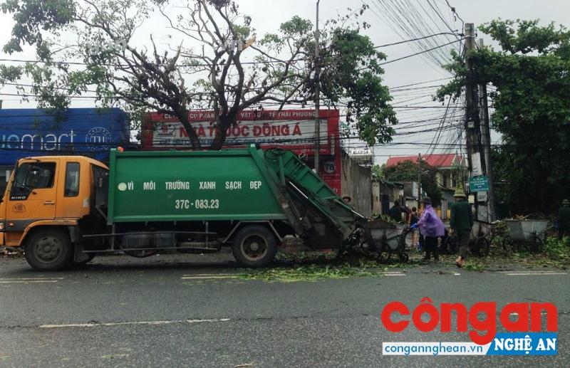 Công nhân Công ty Cổ phần Môi trường và Công trình đô thị Nghệ An thu gom rác thải trên địa bàn phường Hưng Dũng