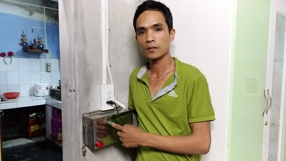 Hệ thống ổ khóa thông minh đang được anh Tín sử dụng tại phòng trọ của mình. Ảnh: Nhật Tuấn.