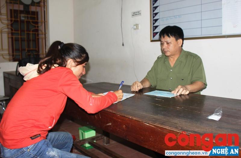 Công an thị trấn Đô Lương làm việc với người dân