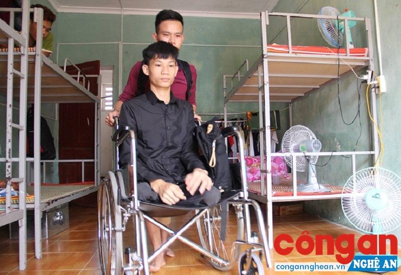 Các bạn trong ký túc xá hiểu được hoàn cảnh vất vả của Mậu nên thay nhau đẩy xe lăn đưa Mậu tới giảng đường