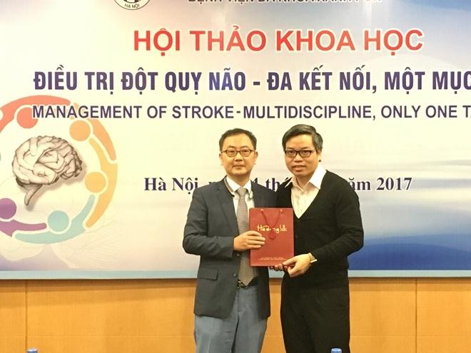 GS. Ik Seong Park và lãnh đạo BV Xanh Pôn