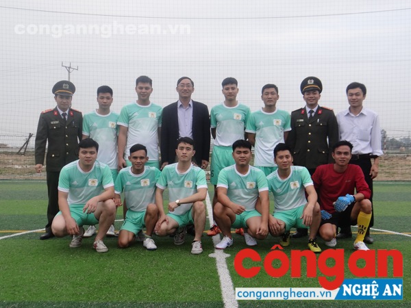 Đội bóng Chi đoàn Phòng An ninh xã hội trước giờ ra sân