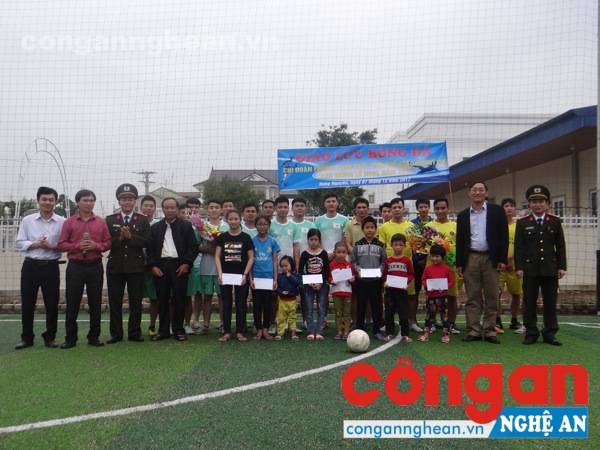 Chi đoàn Phòng An ninh xã hội đã phối hợp với Hội đồng mục vụ và Ban điều hành Giới trẻ Giáo xứ Mỹ Dụ tổ chức tặng quà cho các cháu thiếu niên, nhi đồng là con em giáo xứ vượt khó học giỏi