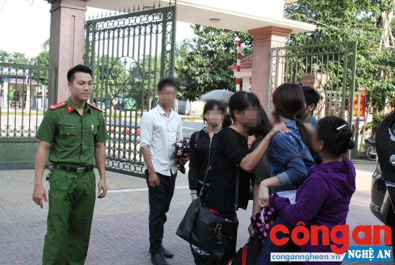 Các nạn nhân được giải cứu trong vụ mua bán người đoàn tụ với người thân