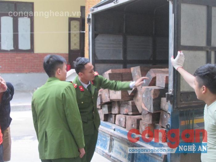 Số lượng lớn gỗ trắc, gụ, hương và mun phát hiện trên xe BKS Lào U2-8555 