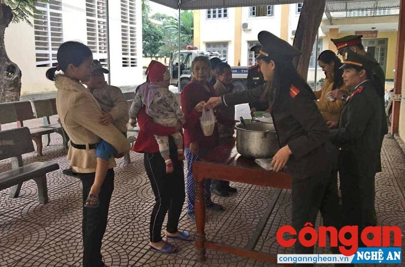 Hơn 200 suất cháo được Công an Quỳ Hợp phát cho bệnh nhân nghèo