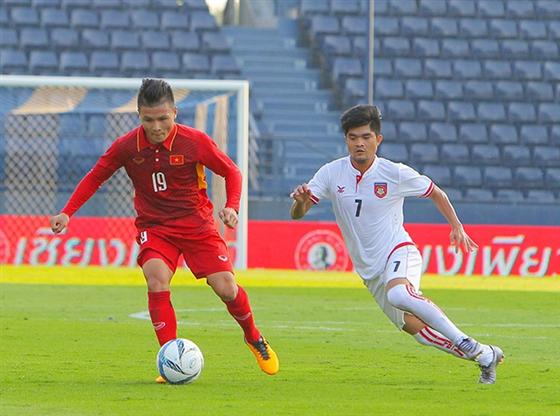 Lột xác về lối chơi lẫn tinh thần để có chiến thắng trước U23 Myanmar (áo trắng).Ảnh: Quý Quý