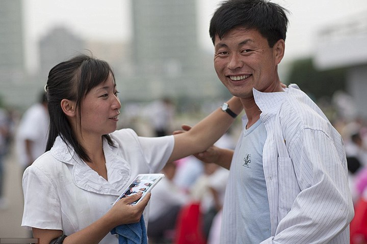 Người Triều Tiên rất chỉn chu. Trước khi chụp ảnh, cô gái này chỉnh lại áo sơ-mi cho người nam giới.