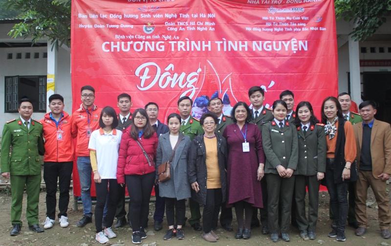 Đoàn Thanh niên Công an Nghệ An, Bệnh viện Công an tỉnh, Công an huyện Tương Dương,Hội đồng hương sinh viên Nghệ Tĩnh tại Hà Nội và các Hội từ thiện chụp ảnh lưu niệm.