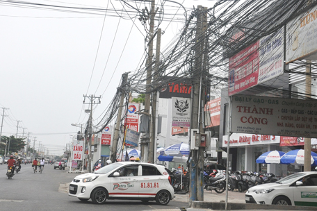 Dây cáp chằng chịt như “mạng nhện” trên các trụ điện ở  đường 30-4 (phường 11, TP. Vũng Tàu).