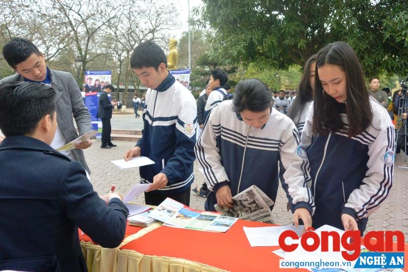 Du học đang là xu hướng phát triển trong những năm gần đây của học sinh, sinh viên (Trong ảnh: Học sinh THPT tìm hiểu thông tin du học tại chương trình hướng nghiệp)