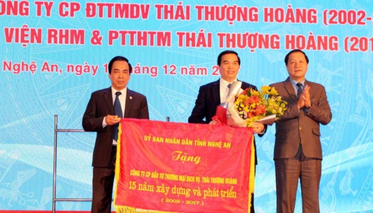 Thừa ủy quyền của Chủ tịch UBND tỉnh, ông Lê Minh Thông - Ủy viên BTV Tỉnh ủy, Phó Chủ tịch UBND tỉnh trao tặng đơn vị bức trướng Công ty CP Đầu tư Thương mại dịch vụ Thái Thượng Hoàng 15 năm xây dựng và phát triển (2002 – 2017)