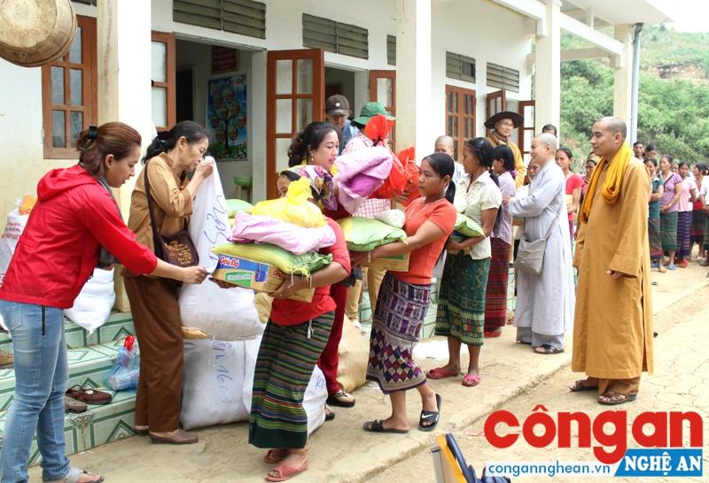 Phong trào hỗ trợ, giúp đỡ người dân miền Tây Nghệ An đã tạo sự lan tỏa sâu rộng trong xã hội.