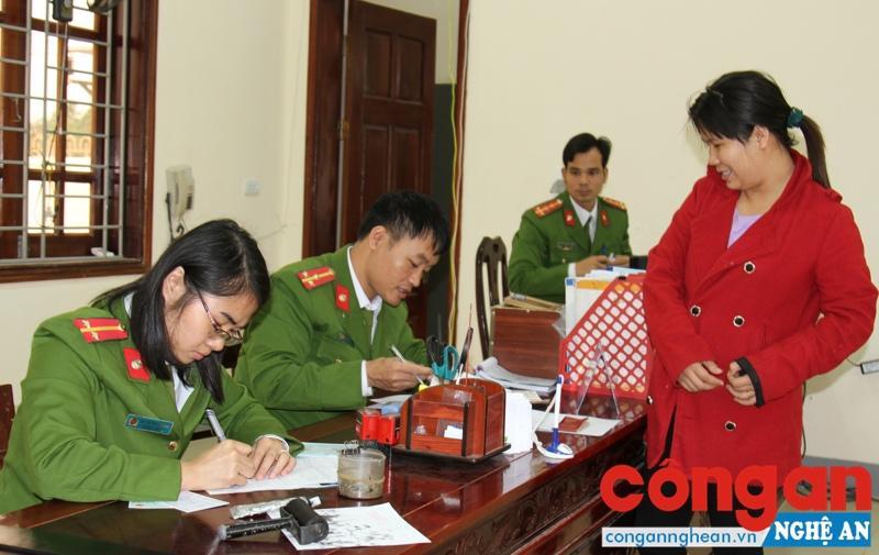  Cán bộ Đội Cảnh sát QLHC về TTXH giải đáp thắc mắc  của người dân về thủ tục hành chính