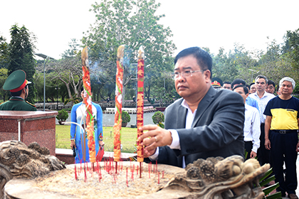 Đồng chí Nguyễn Văn Trình, Chủ tịch UBND tỉnh dâng hương tại Đài tưởng niệm, Nghĩa trang Hàng Dương.