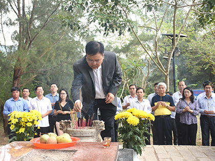 Đồng chí Nguyễn Văn Trình, Chủ tịch UBND tỉnh và Đoàn công tác thắp hương viếng mộ cố Tổng Bí thư Lê Hồng Phong tại Nghĩa trang Hàng Dương.