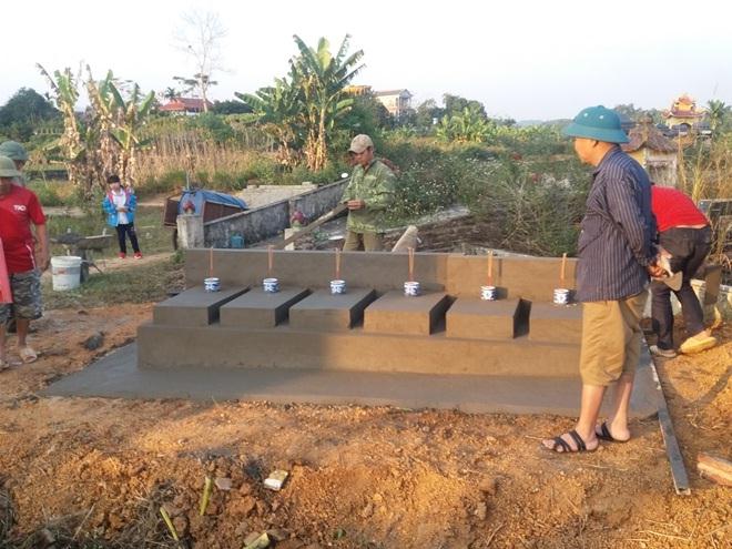 Những ngôi mộ vô chủ được chuyển vào khu vực an toàn.