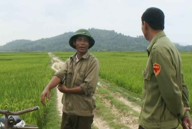 Công an xã Thanh Dương, Thanh Chương, Nghệ An trao đổi với người dân về đảm bảo an toàn trong canh tác. Ảnh tư liệu