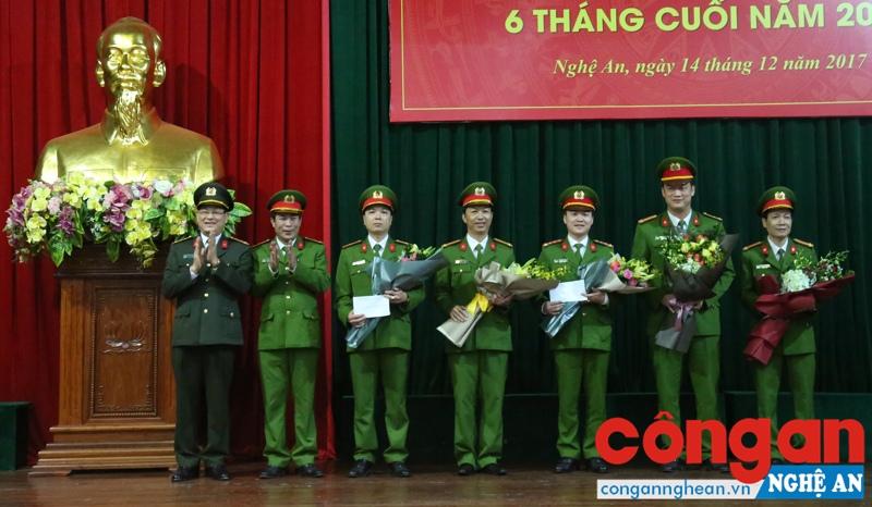 Lãnh đạo Công an tỉnh tặng hoa và khen thưởng cho các đơn vị nghiệp vụ có thành tích xuất sắc trong đấu tranh phòng chống tội phạm.