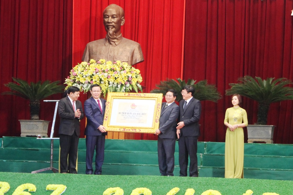 Phó Thủ tướng Vương Đình Huệ và lãnh đạo Bộ VH-TT&DL trao Bằng xếp hạng di tích quốc gia đặc biệt cho lãnh đạo tỉnh Nghệ An và huyện Nam Đàn