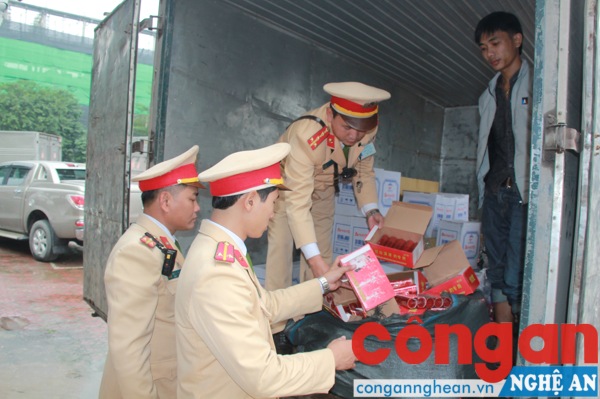 Lực lương chức năng tiến hành kiểm tra số pháo thu giữ