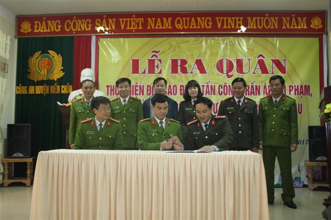 Ký kết thi đua giữa các đội nghiệp vụ và đồn Công an huyện Diễn Châu