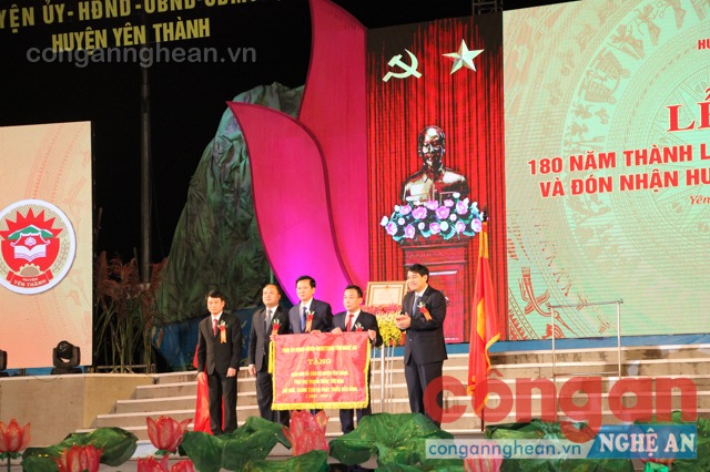 Bí thử Tỉnh ủy - Nguyễn Đắc Vinh Tặng bức trướng
