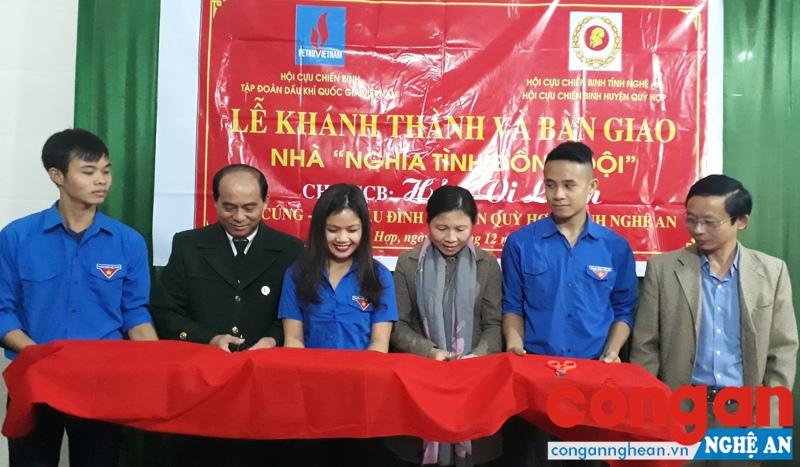  Cắt băng khánh thành nhà nghĩa tình đồng đội cho gia đình ông Hủn Vi Luận