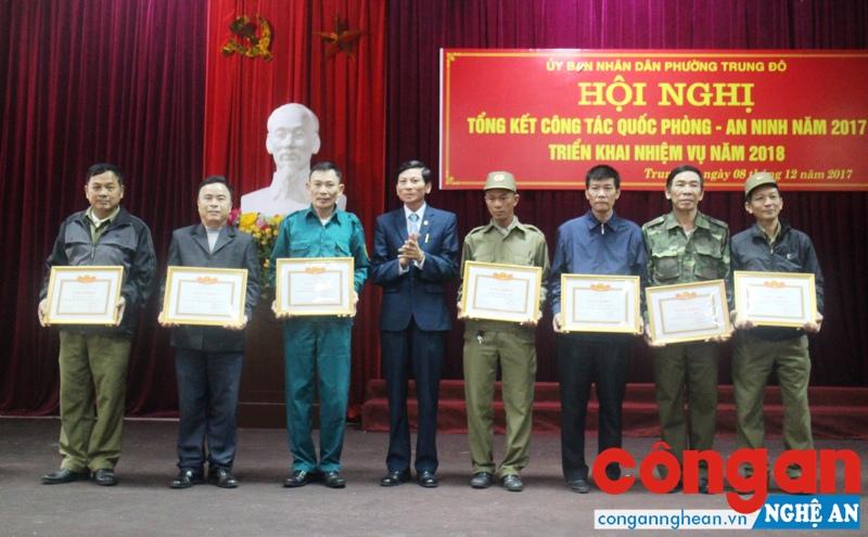 Lãnh đạo UBND phường Trung Đô khen thưởng các tập thể, cá nhân đạt thành tích xuất sắc trong công tác quốc phòng - an ninh năm 2017