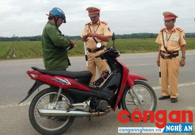 Lực lượng CSGT Công an tỉnh kiểm tra, xử lý vi phạm chủ phương tiện trên QL7A