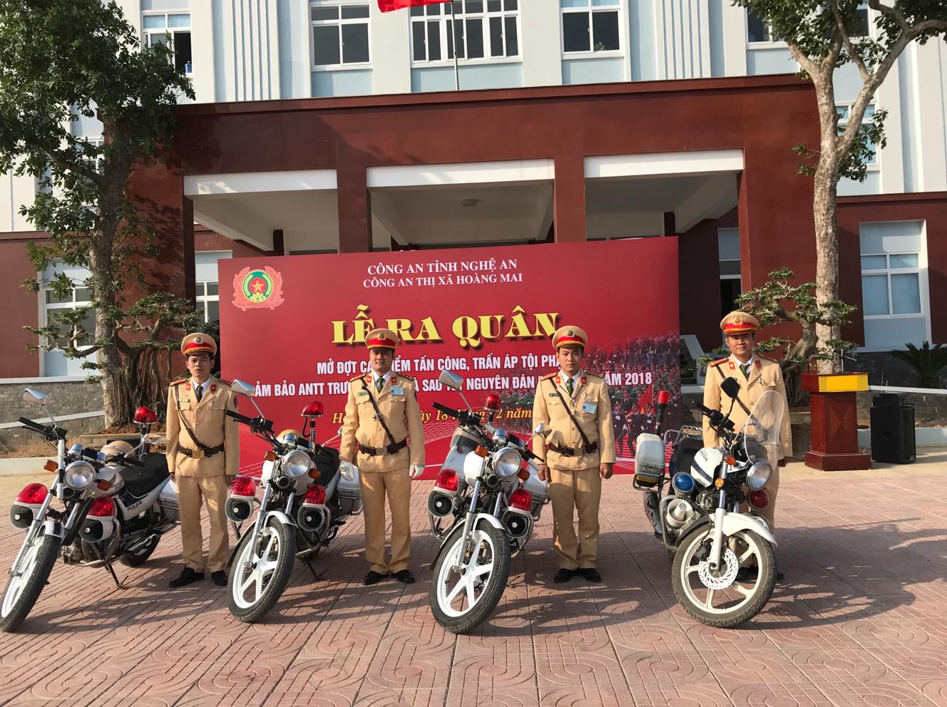 Ngay sau lễ ra quân, Công an thị xã đã tổ chức diễu hành trên một số tuyến đường
