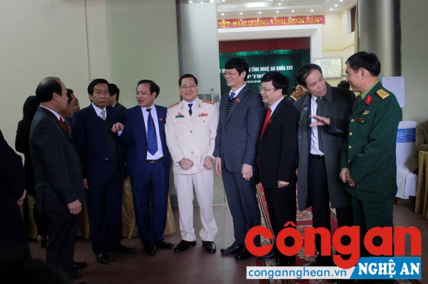 Lãnh đạo tỉnh và các đại biểu HĐND tỉnh trao đổi bên lề kỳ họp