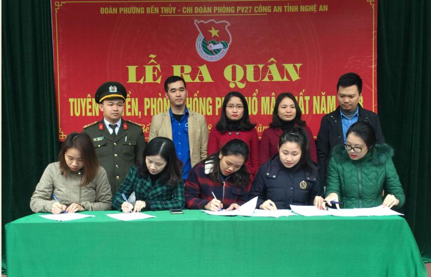 Ký cam kết tại lễ ra quân tuyên truyền phòng chống pháo nổ