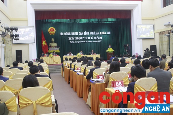 Quang cảnh phiên chất vấn và trả lời phiên chất vấn tại kỳ họp ngày 19/12