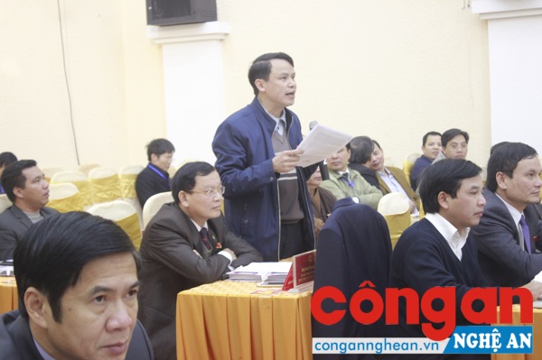 Đại biểu nêu câu hỏi liên quan đến công tác quản lý của ngành GTVT
