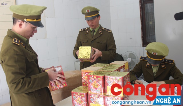 Lực lượng chức năng tiến hành kiểm đếm tang vật