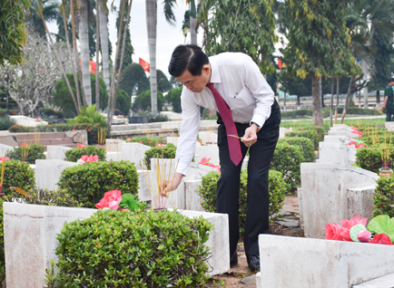Đồng chí Nguyễn Hồng Lĩnh, Ủy viên Trung ương Đảng, Bí thư Tỉnh ủy, Chủ tịch HĐND tỉnh thắp nhang trên phần mộ liệt sĩ.