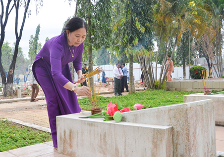 Đồng chí Nguyễn Thị Yến, Phó Bí thư Thường trực Tỉnh ủy, Trưởng Đoàn Đại biểu Quốc hội tỉnh, thắp nhang trên các phần mộ liệt sĩ.