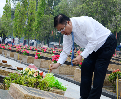 Đồng chí Nguyễn Văn Trình, Phó Bí thư Tỉnh ủy, Chủ tịch UBND tỉnh thắp nhang trên các phần mộ liệt sĩ.