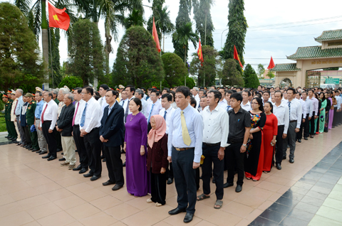 Lãnh đạo tỉnh và nhân dân viếng Nghĩa trang Liệt sĩ tỉnh.