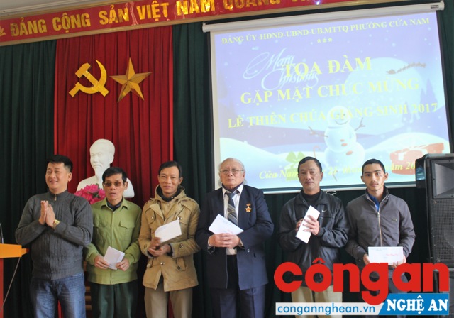 Lãnh đạo thành phố Vinh tặng quà cho cán bộ cốt cán là người Công giáo đang công tác tại địa phương