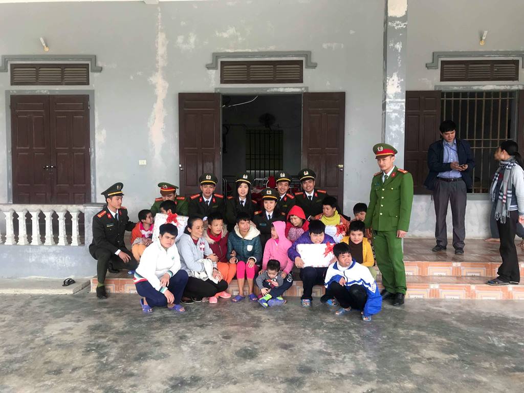 Dịp này Công an thị xã Hoàng Mai đã trao tăng 44 suất quà cho các em nhỏ