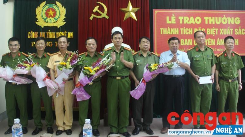 Lãnh đạo Công an tỉnh trao thưởng cho Ban chuyên án 617H