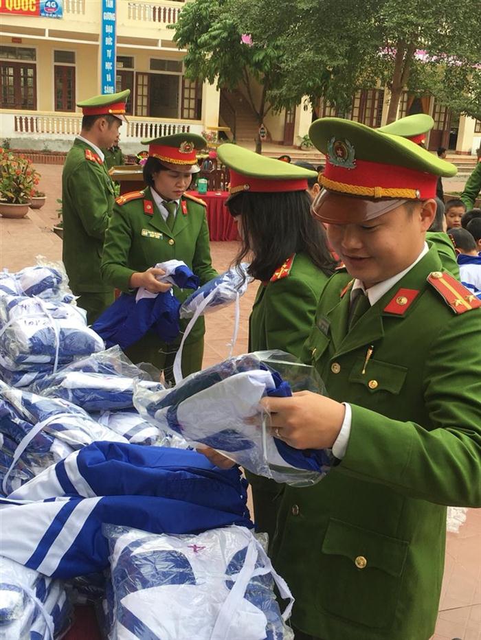 Những món quá tuy giá trị vật chất không lớn nhưng là nguồn động viên tinh thần với các em.   